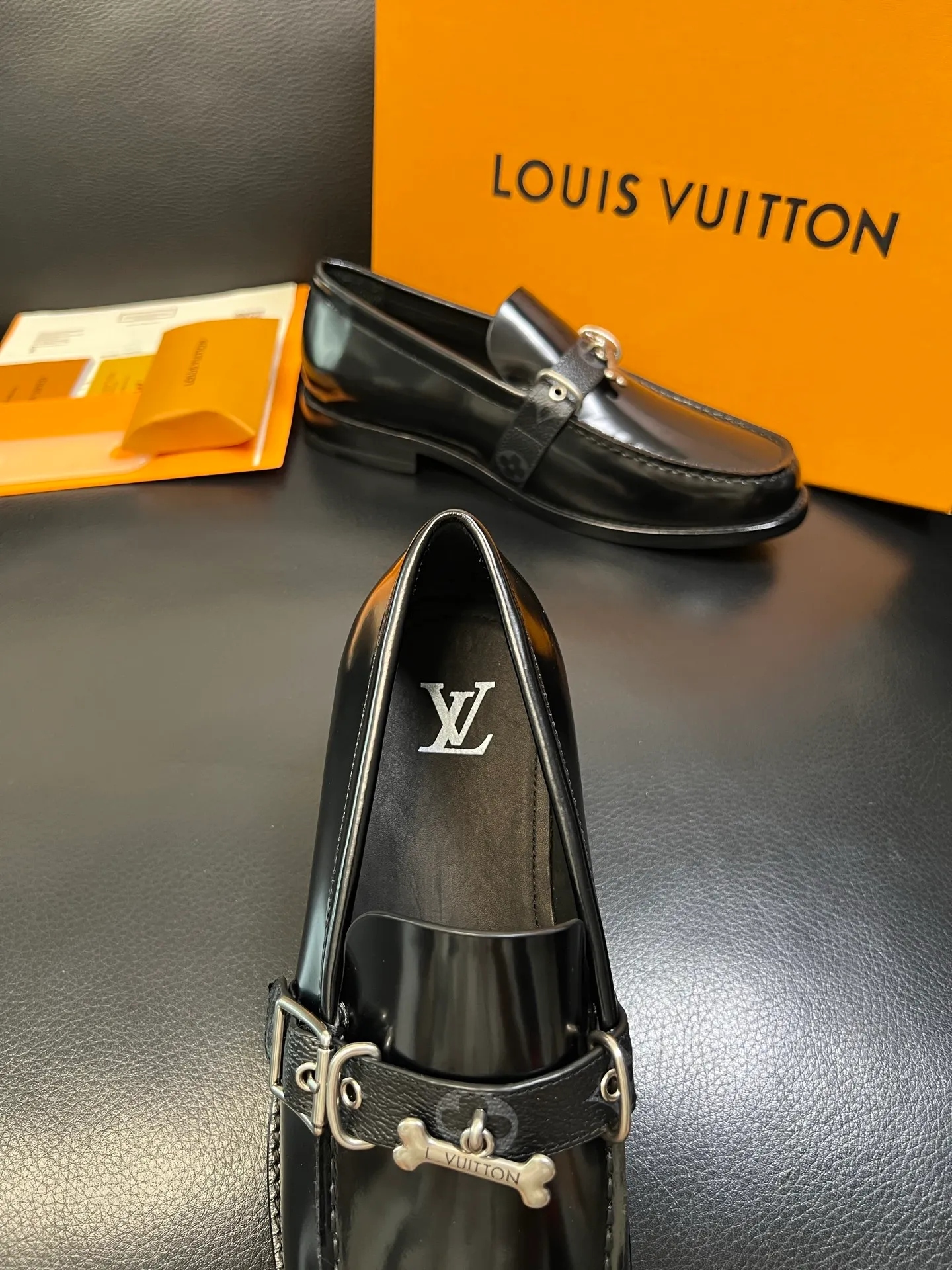 Men's shoes 💰920 Lv high quality top crafts Louis Vuitton leather shoes counter synchronized with original factory configuration, uppers imported from Italy, imported water-dyed cowhide lining, soles: original genuine leather soles specially provided by the original factory, original factory and single goods, welcome to compare, code number 39-44 (customized 38 45 46)